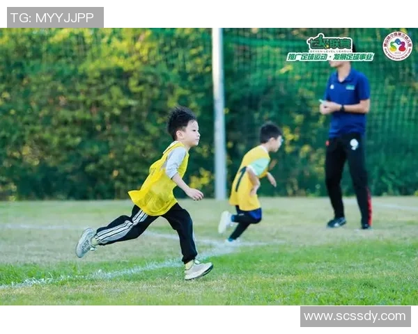 足球明星温馨瞬间抱宝宝的可爱照片分享,感受亲子时光的甜蜜与快乐 足球明星温馨瞬间抱宝宝的可爱照片分享,感受亲子时光的甜蜜与快乐